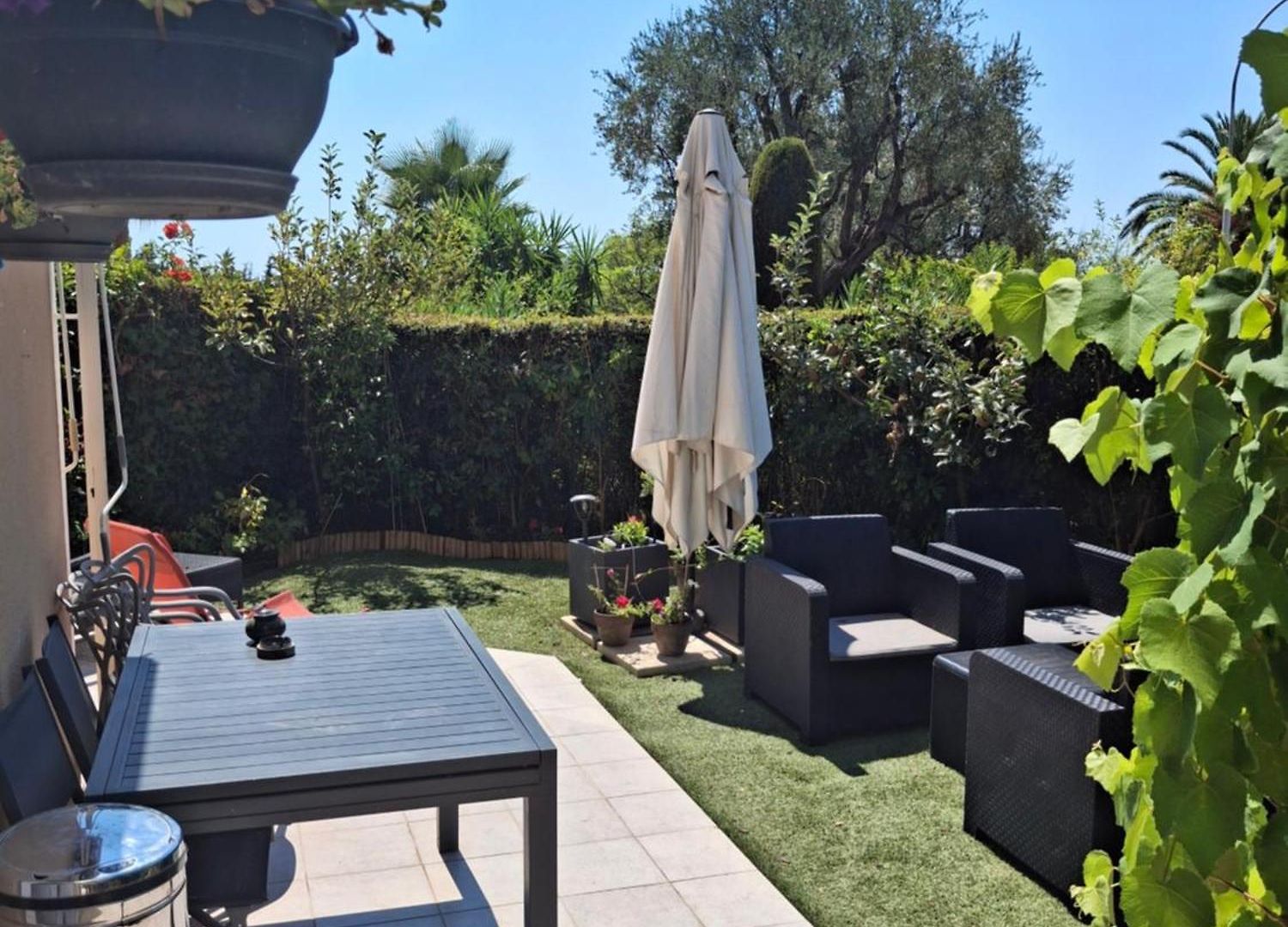 Apartment Lovely With Private Garden And A Swimming-pool