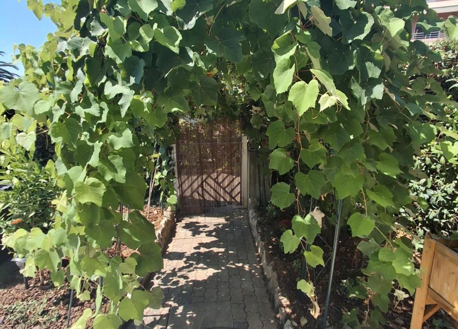 Lovely With Private Garden And A Swimming-pool Apartment *