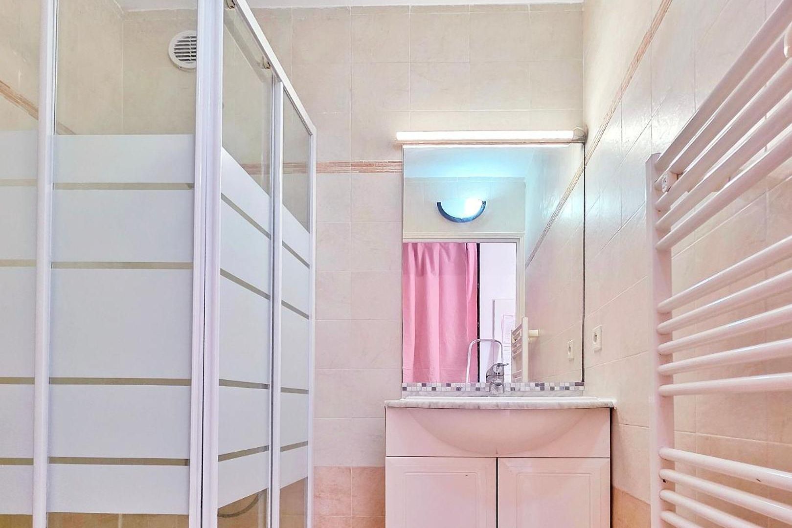 Near Tramway, & Airport - Air Conditioning & Free Wifi * Nice
