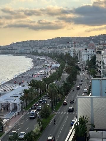 Et Ses Deux Piscines