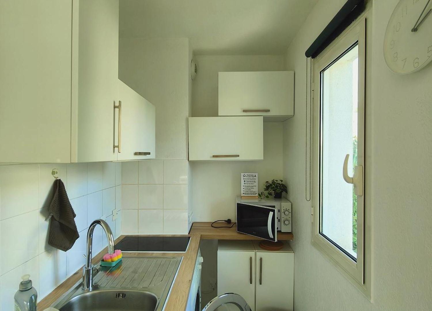 Near Tramway, & Airport - Air Conditioning & Free Wifi Apartment