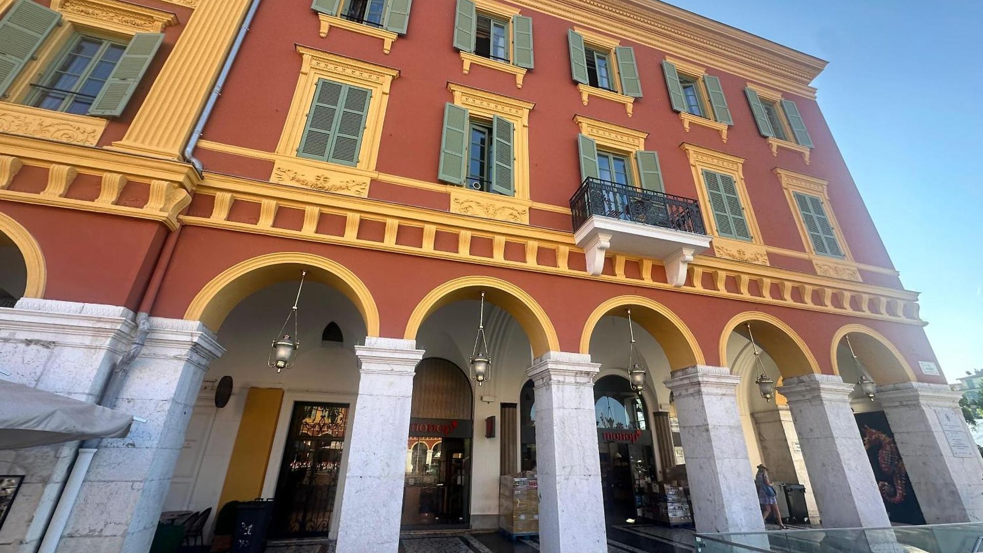 Apartment Exceptional Location, 2br Right On Place Massena, Newly Renovated