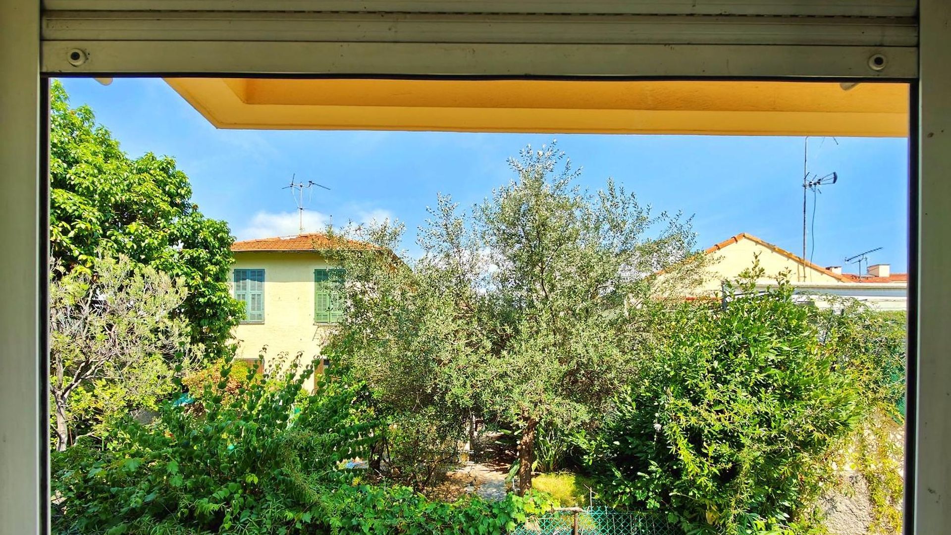 Near Tramway, & Airport - Air Conditioning & Free Wifi