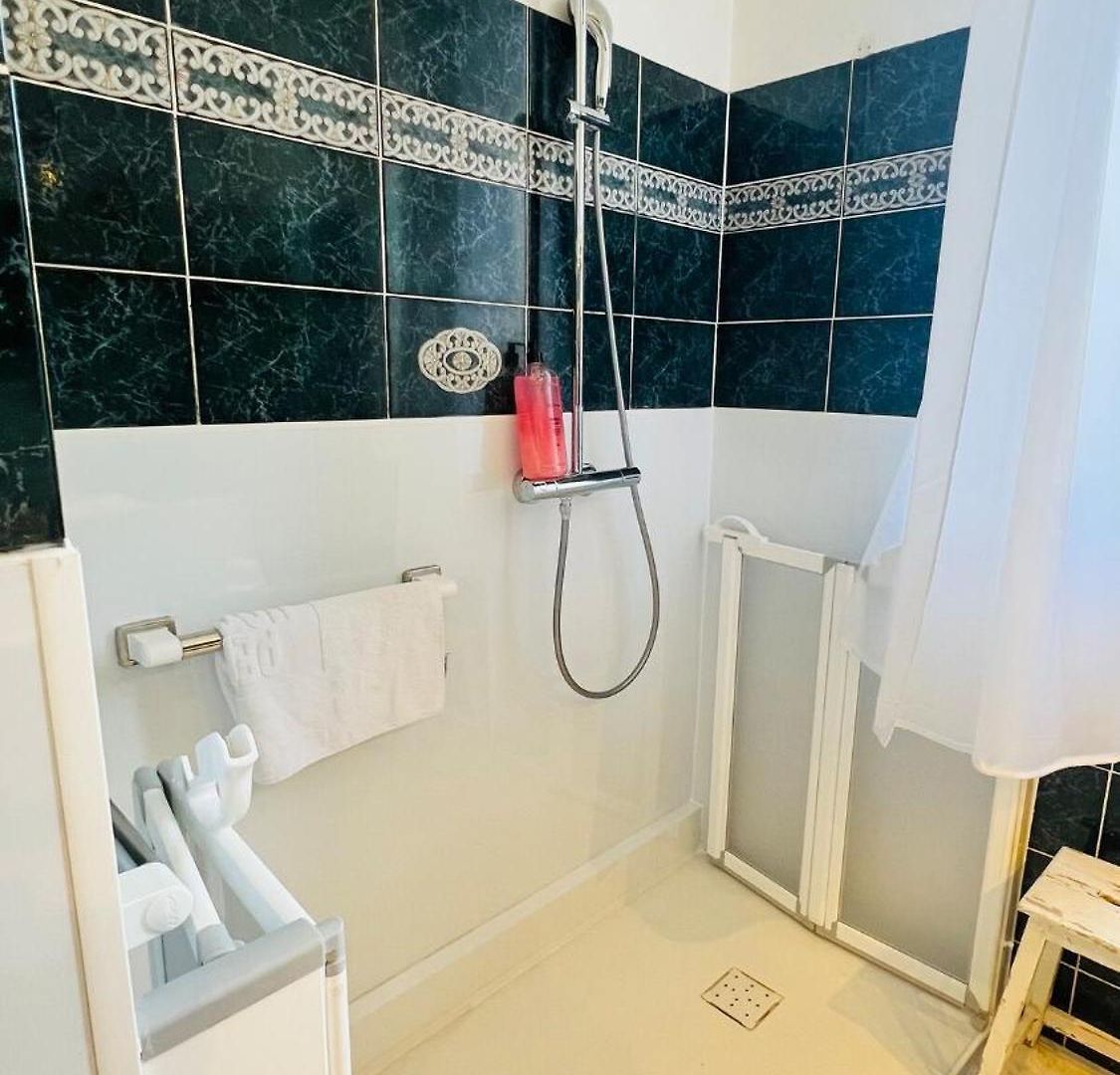 Sublime 2 Bedroom Spacious And Bright Ac Private Parking Apartment *