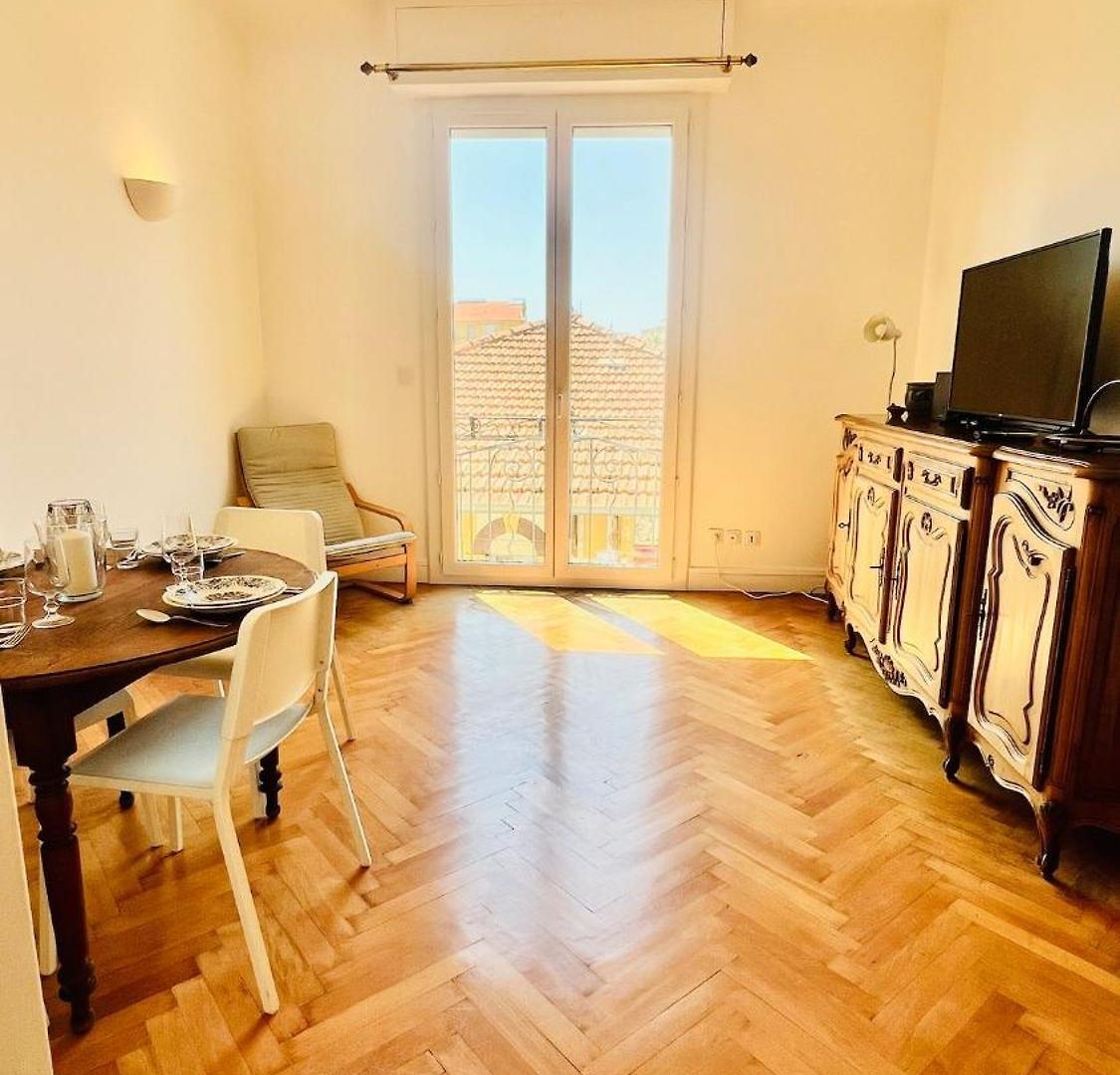 Sublime 2 Bedroom Spacious And Bright Ac Private Parking Apartment