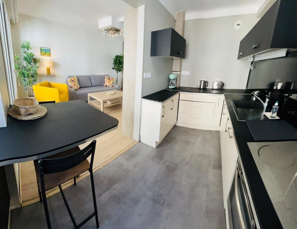 Appartement Bel Spacieux Avec Joli Balcon Arboré, Calme, Bien Situé, Centre *