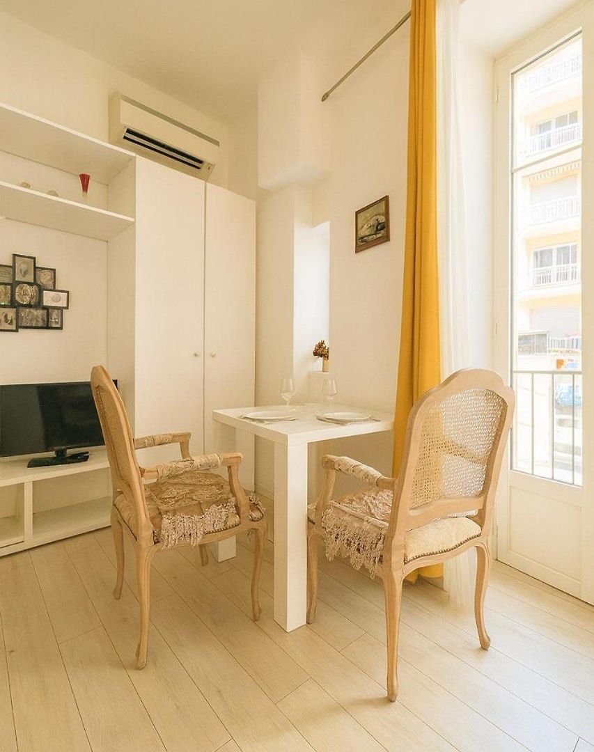 Deluxe Charmant, En Plein Centre Ville, Centre Appartement