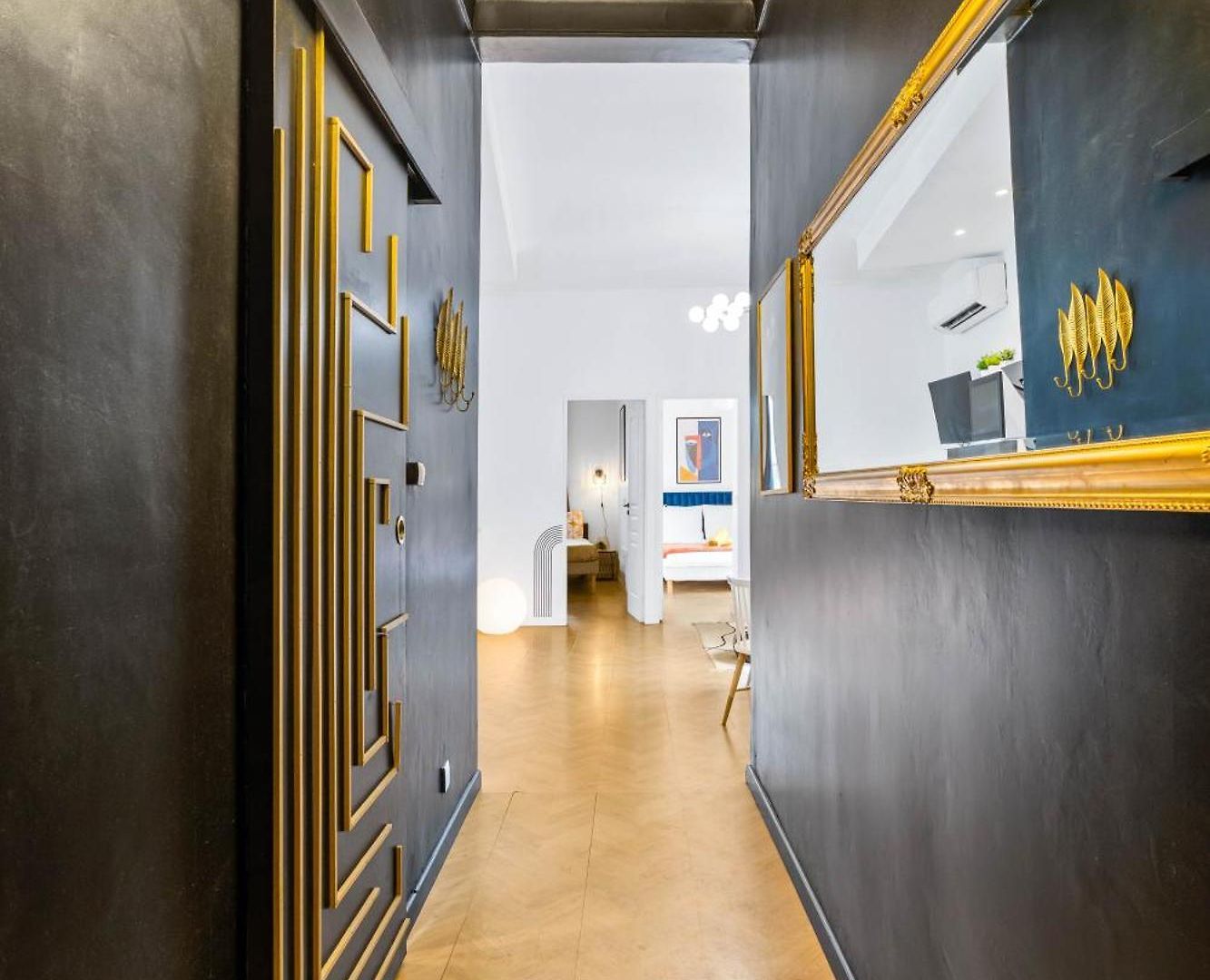 Apartment 2 Steps From Sea - Air Conditioning - 2 Bedrooms - Kitchen - Wifi - Tramway
