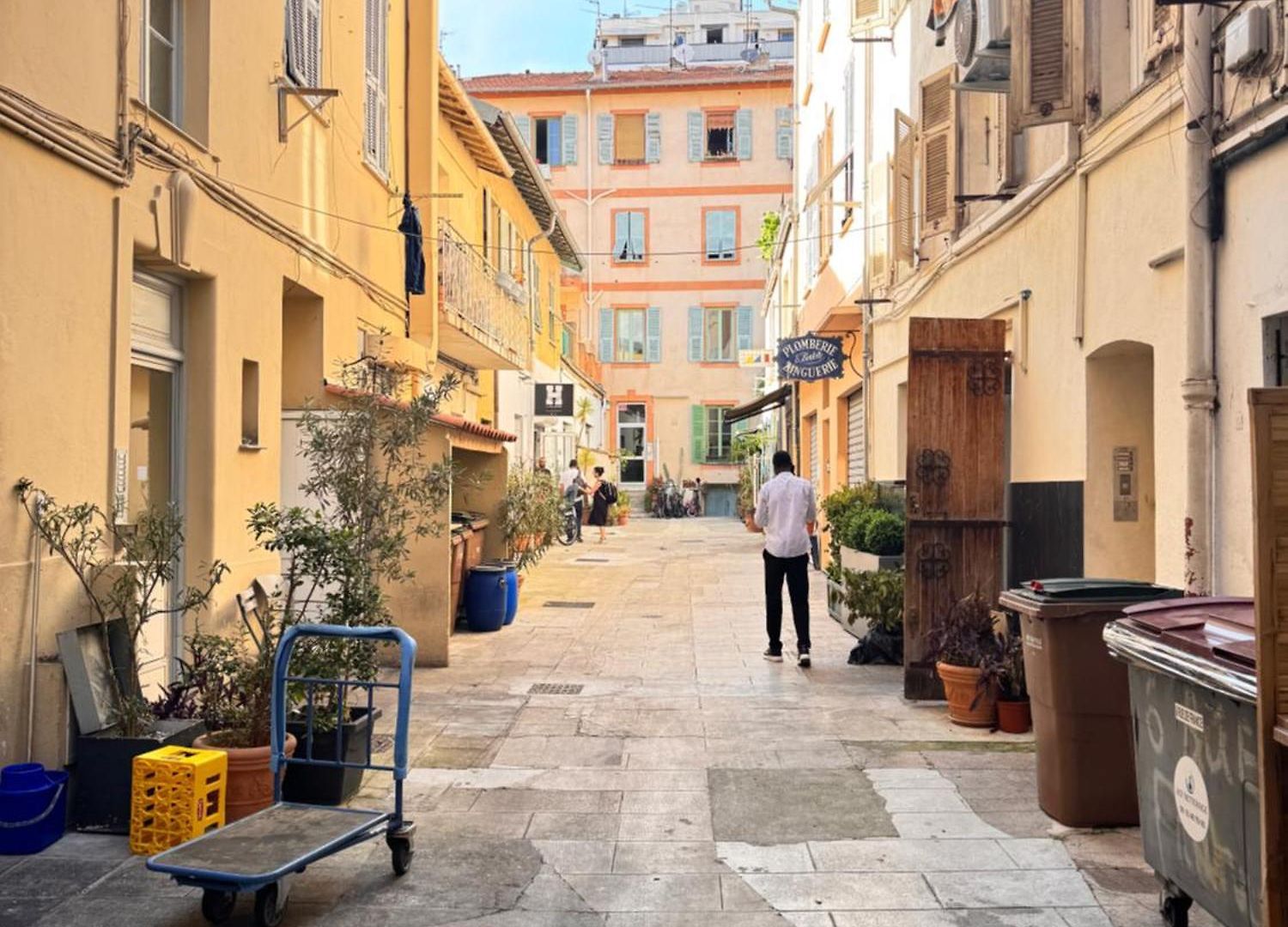 Bright, & Stylish 3 Min Walk To The Sea