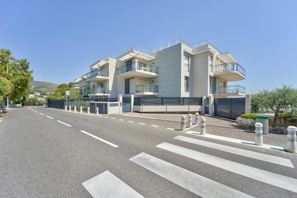 Lovely 1br With Garden, Private Parking & Sea View Apartment