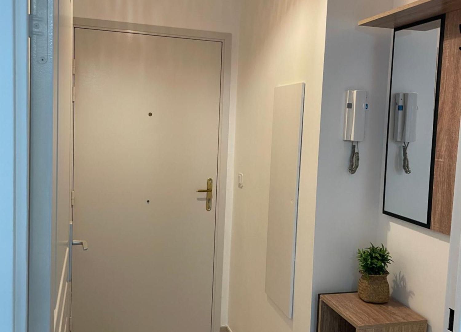 Joli Climatisé Avec Terrasse Au Calme Appartement *