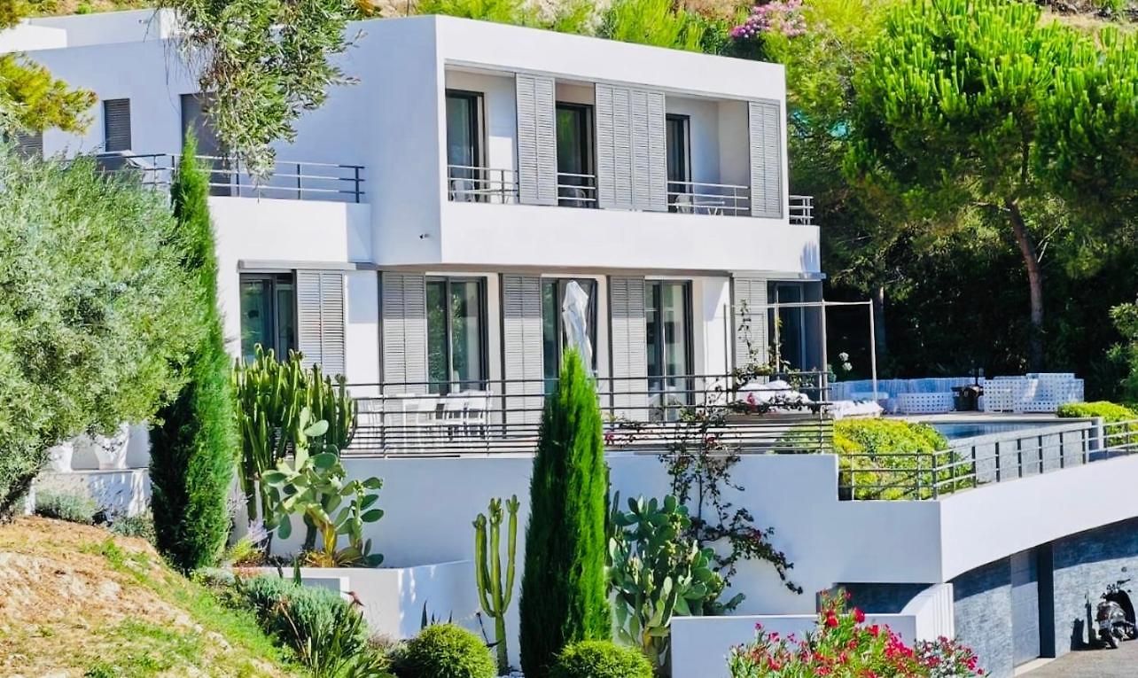 Contemporary With Sea View, Infinity Swimming Pool, Gym , Cinema Room,lift Nice