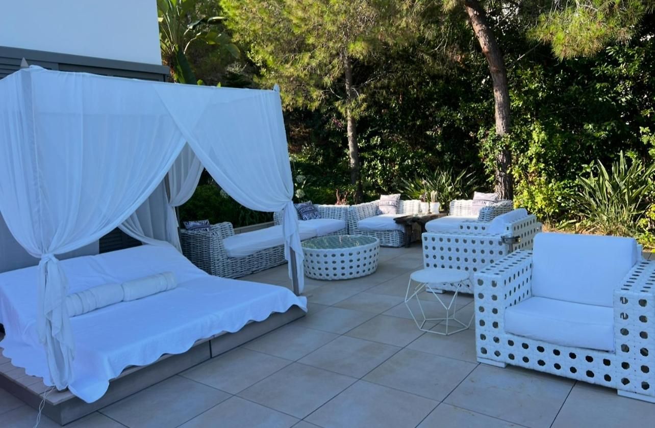 Contemporary With Sea View, Infinity Swimming Pool, Gym , Cinema Room,lift