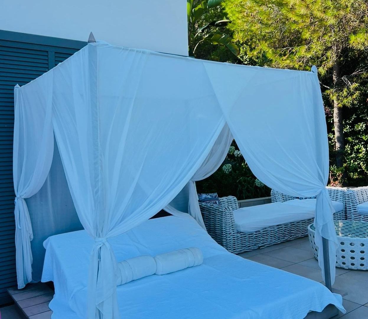 Contemporary With Sea View, Infinity Swimming Pool, Gym , Cinema Room,lift