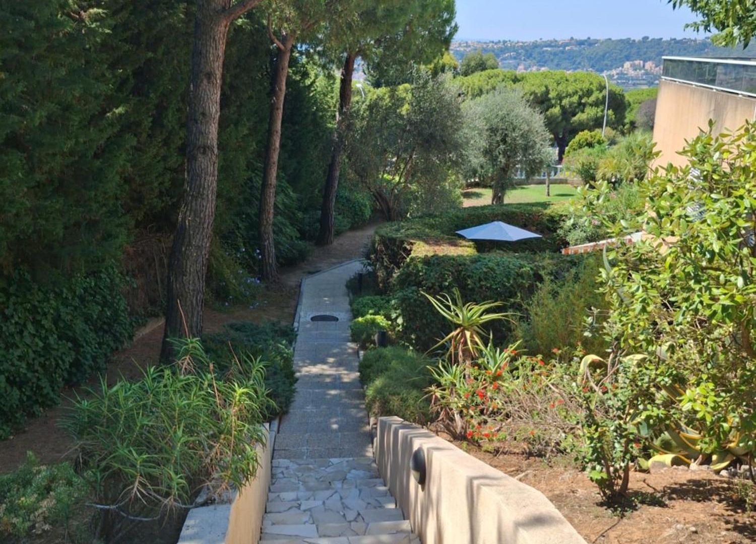 Apartment Lovely With Private Garden And A Swimming-pool