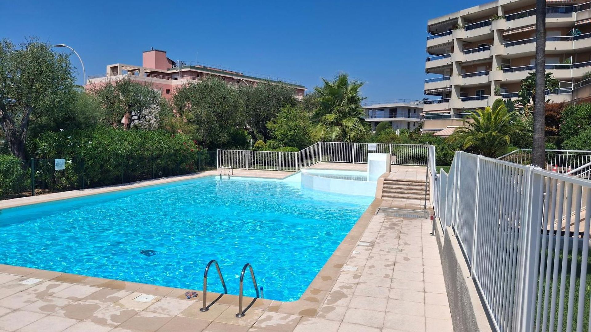 Lovely With Private Garden And A Swimming-pool Apartment Nice