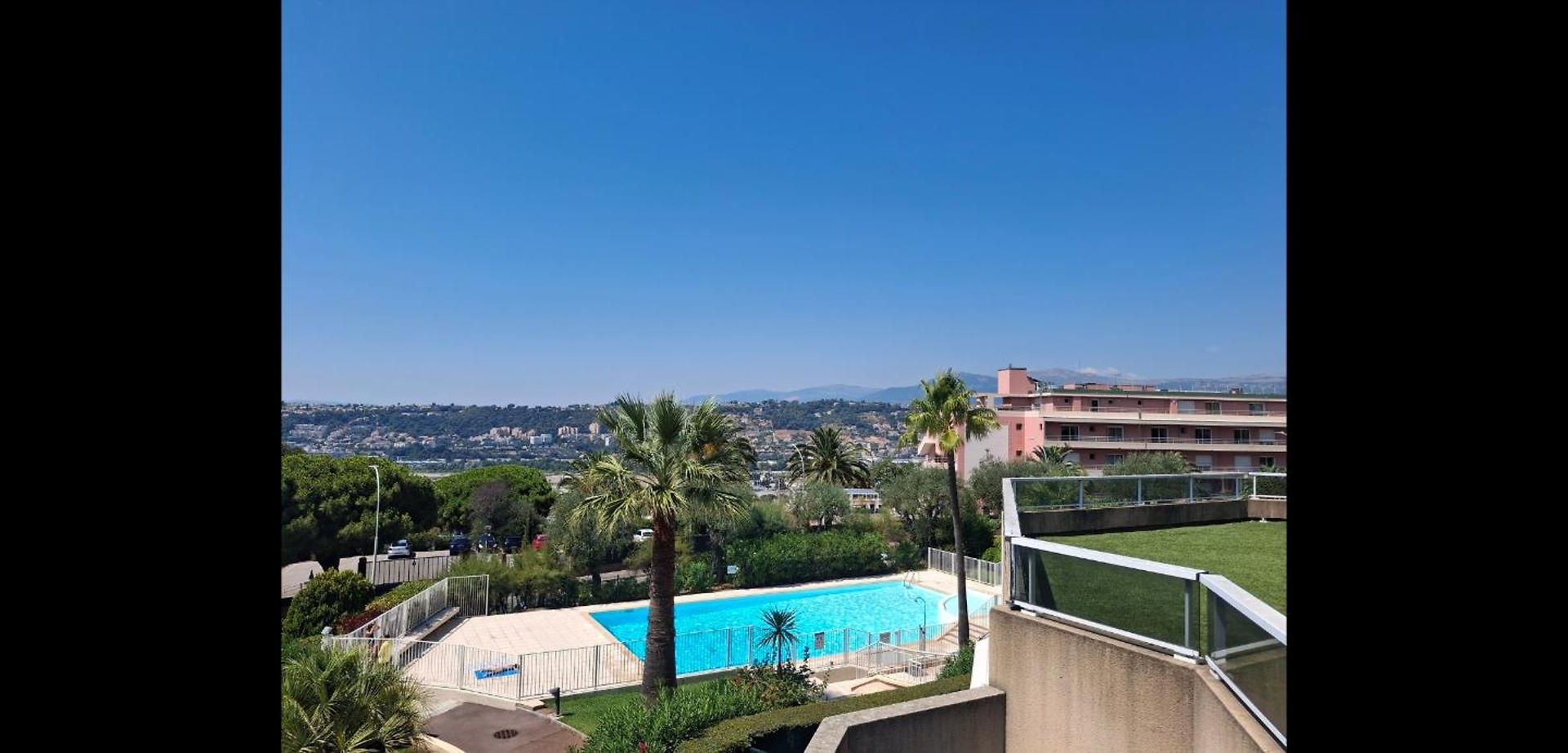 Lovely With Private Garden And A Swimming-pool Apartment Nice