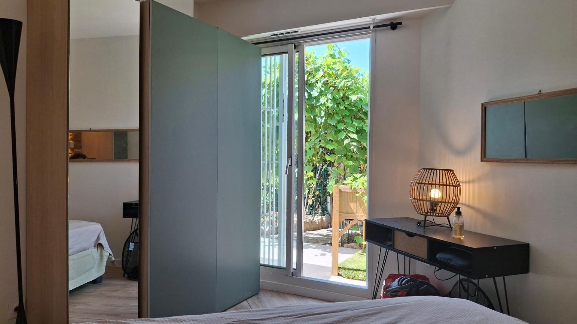 Lovely With Private Garden And A Swimming-pool Apartment Nice