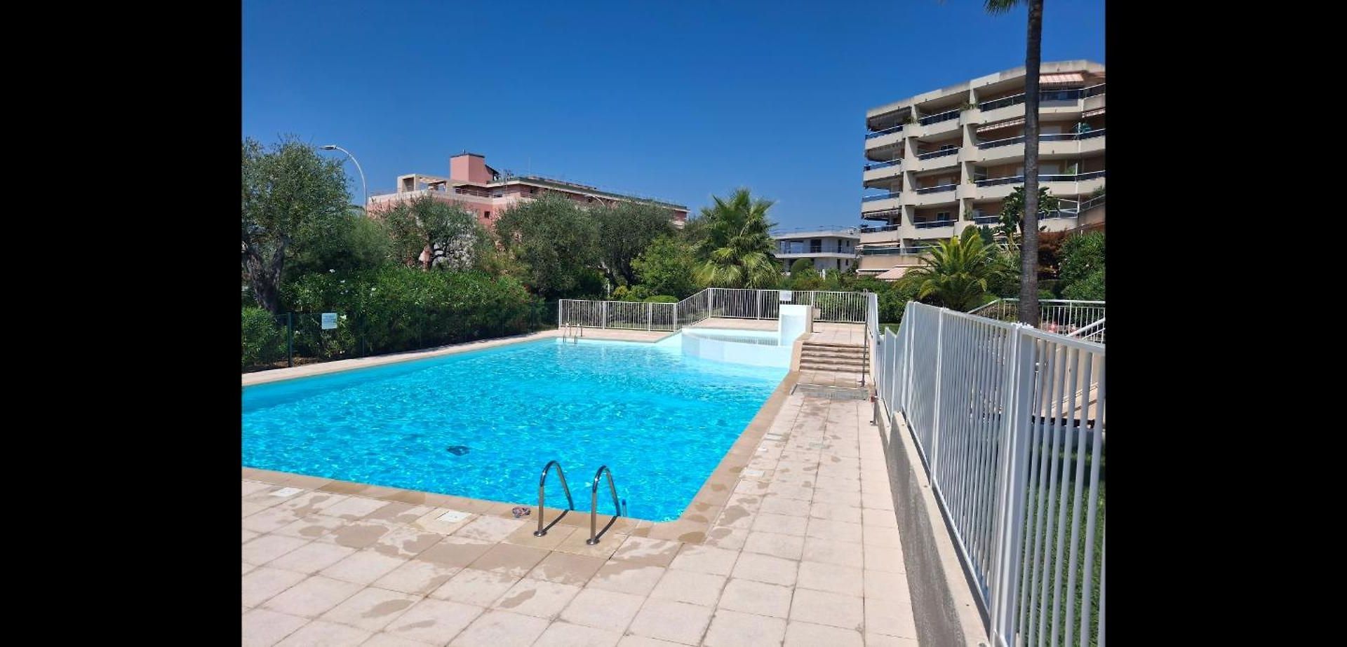 Apartment Lovely With Private Garden And A Swimming-pool Nice