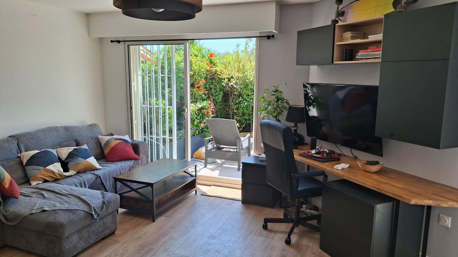Lovely With Private Garden And A Swimming-pool Apartment *