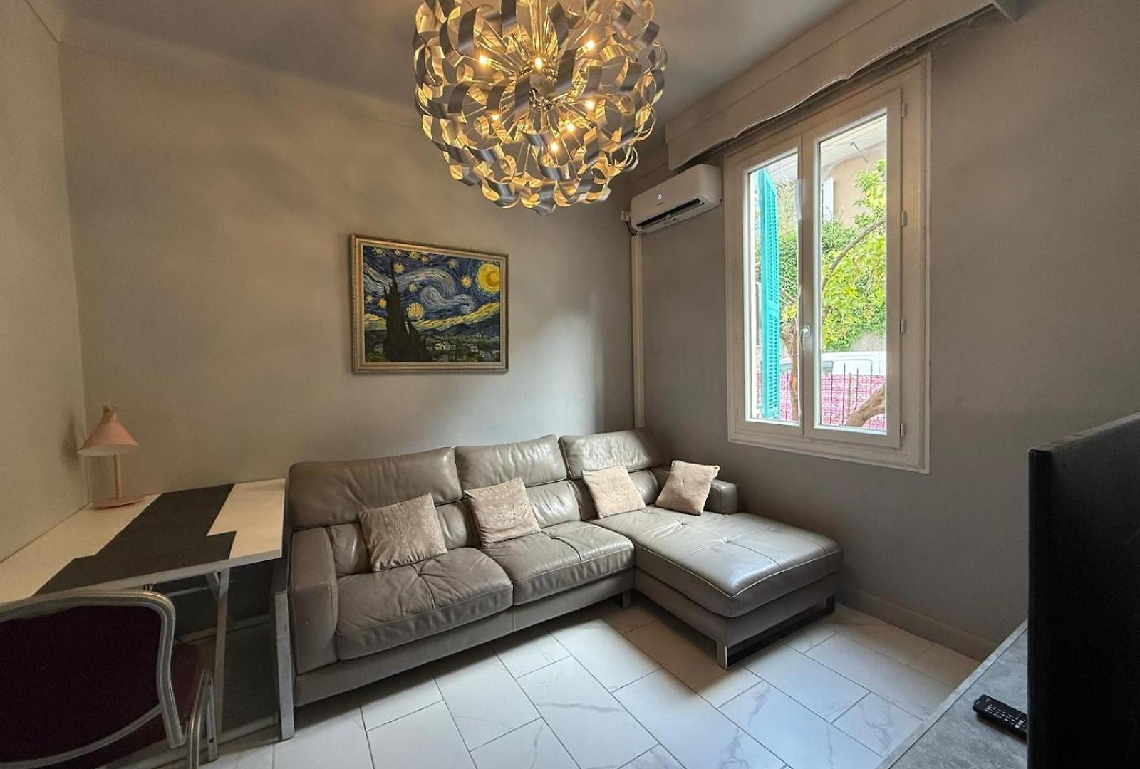Charming House Near Center With New Air Conditioner *
