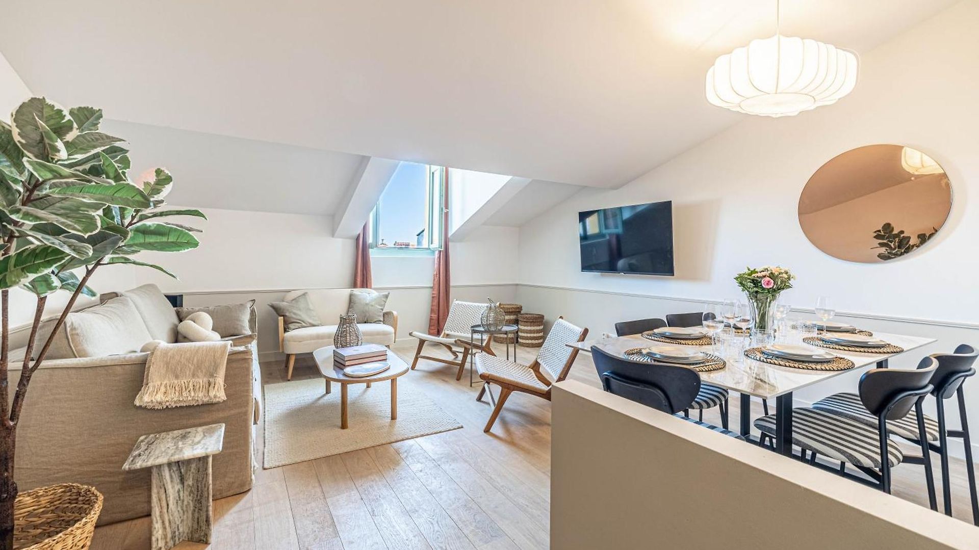 Apartment Exceptional Location, 2br Right On Place Massena, Newly Renovated Nice