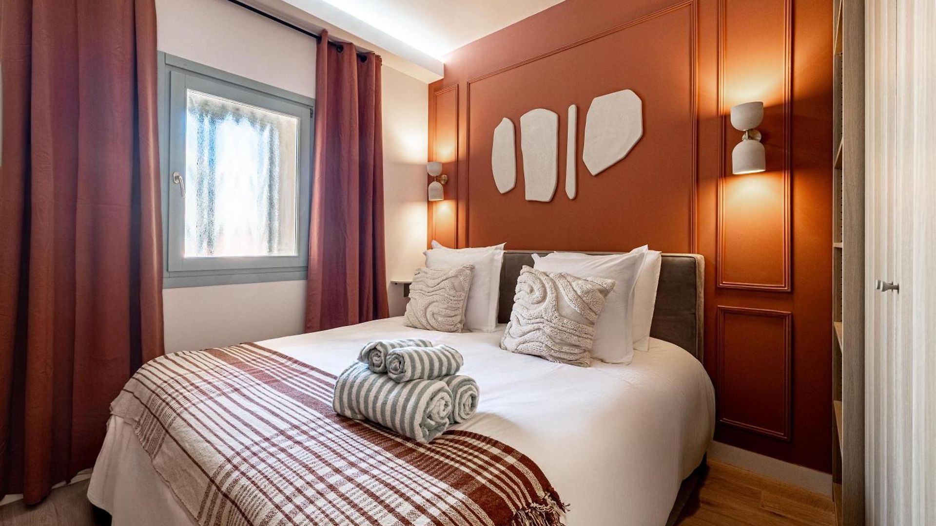 Apartment Exceptional Location, 2br Right On Place Massena, Newly Renovated Nice