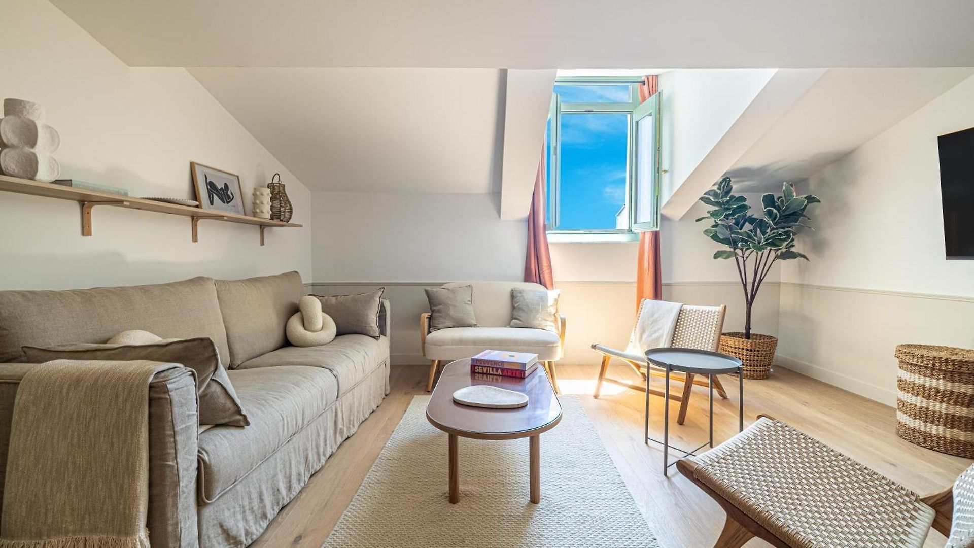 Apartment Exceptional Location, 2br Right On Place Massena, Newly Renovated Nice