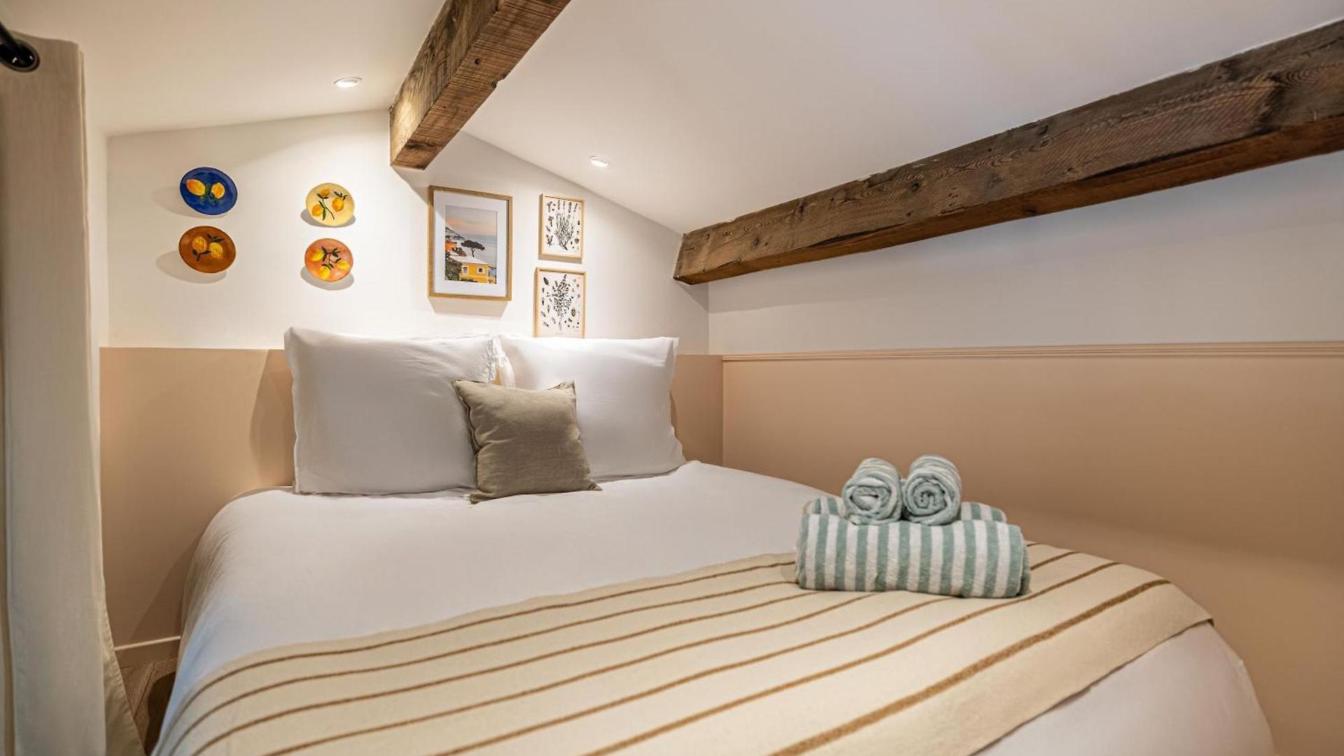 Apartment Exceptional Location, 2br Right On Place Massena, Newly Renovated