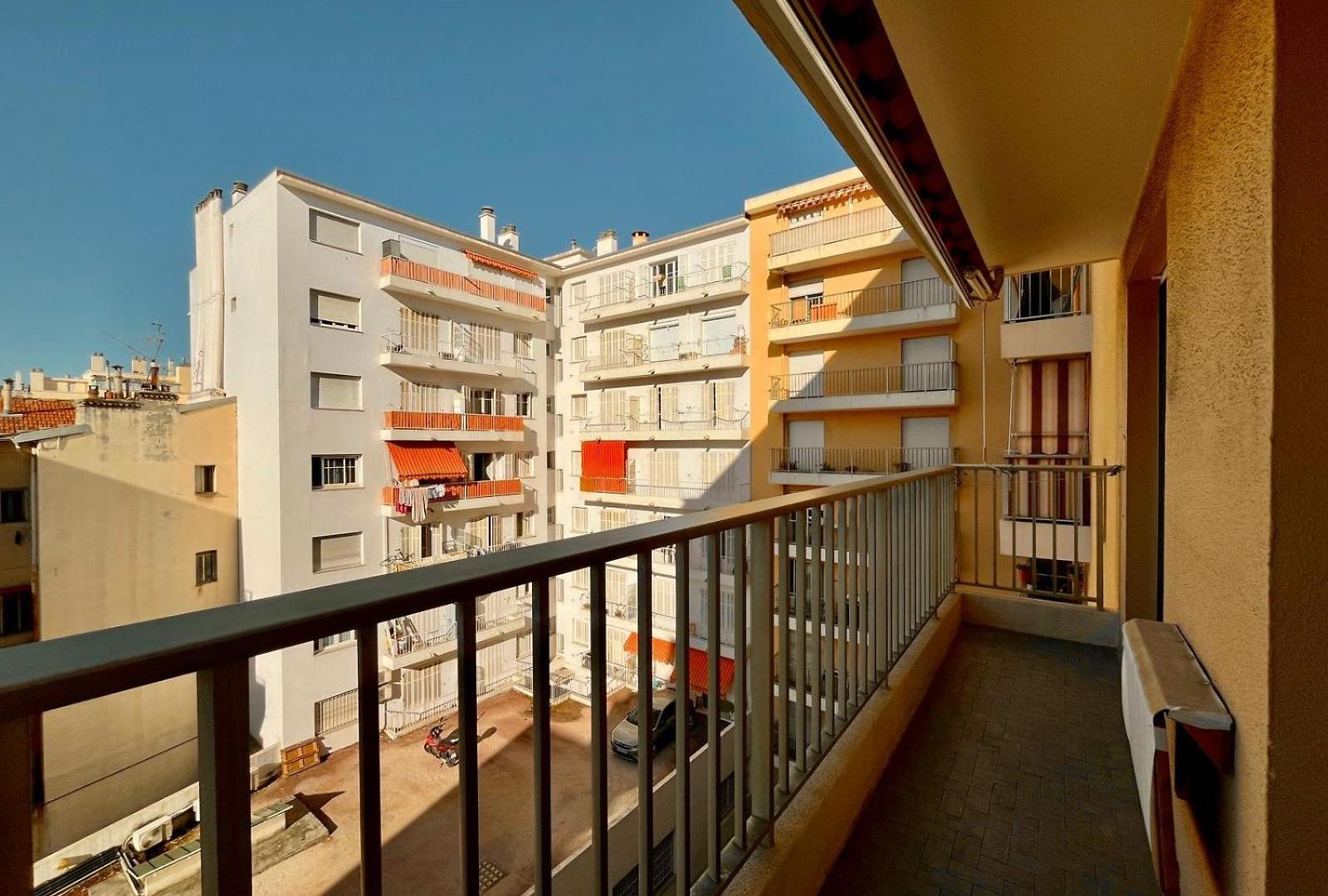 Beautiful 2 Bedroom Port - 5 Min To Beaches Apartment
