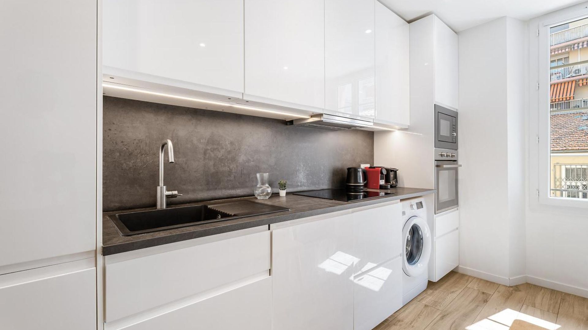 Renting - Republique - Garibaldi Chic 3 Bedrooms 3 Bathrooms Balcony Aircon Apartment