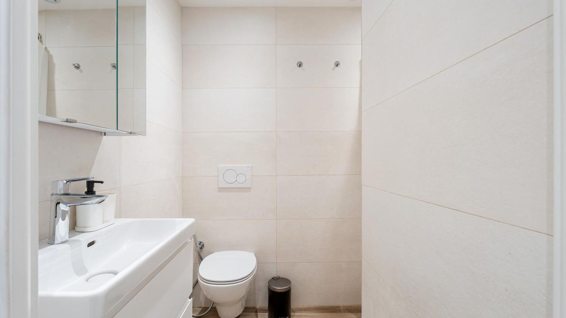 Renting - Republique - Garibaldi Chic 3 Bedrooms 3 Bathrooms Balcony Aircon Apartment Nice