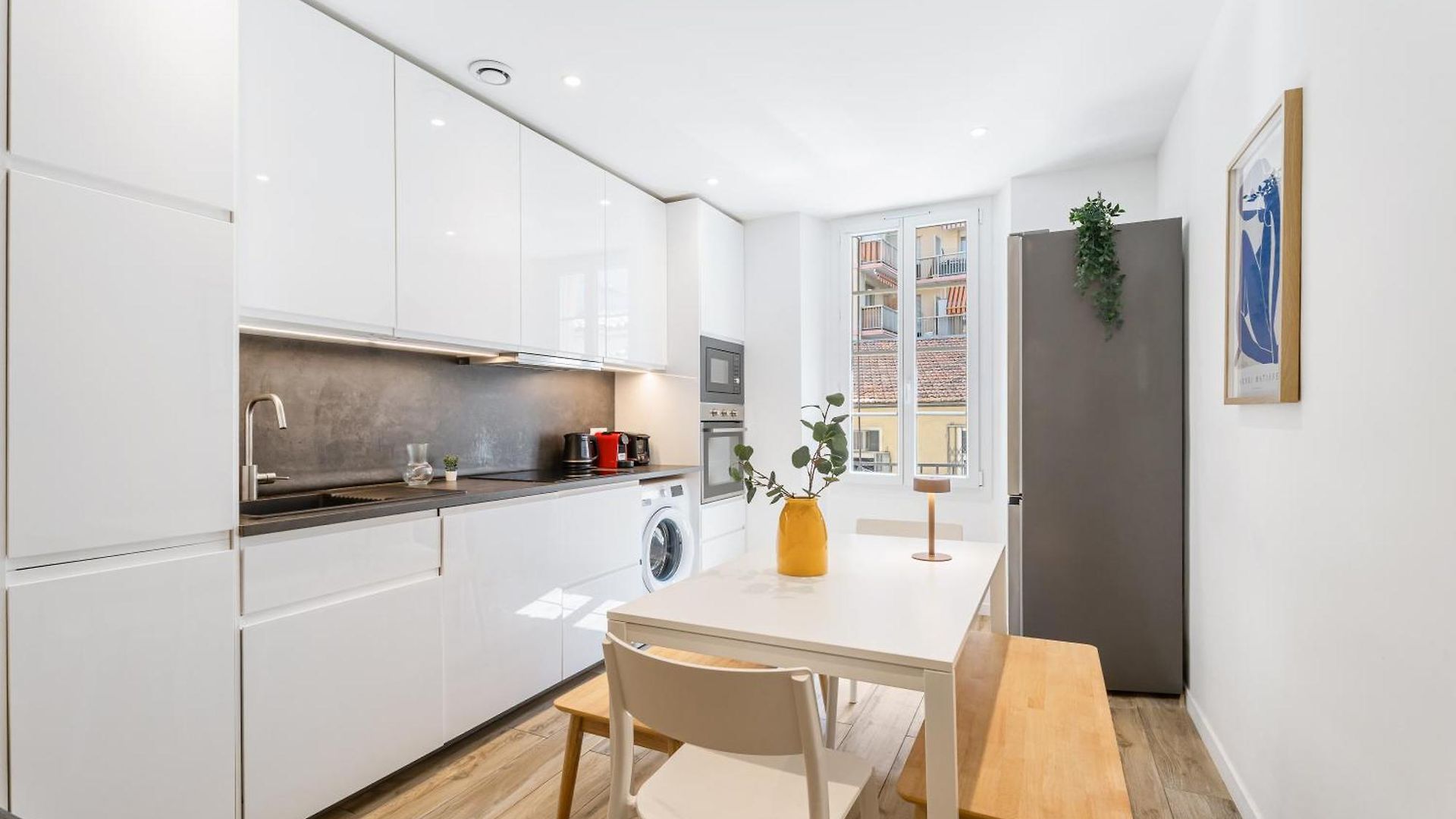 Renting - Republique - Garibaldi Chic 3 Bedrooms 3 Bathrooms Balcony Aircon *