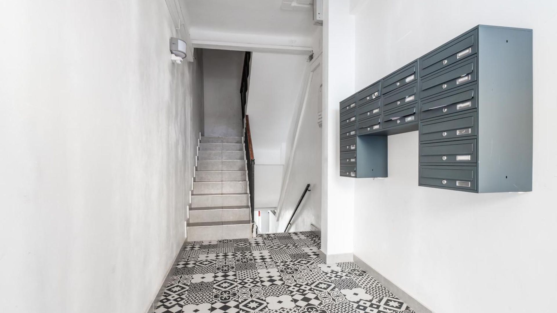 Renting - Republique - Garibaldi Chic 3 Bedrooms 3 Bathrooms Balcony Aircon Nice