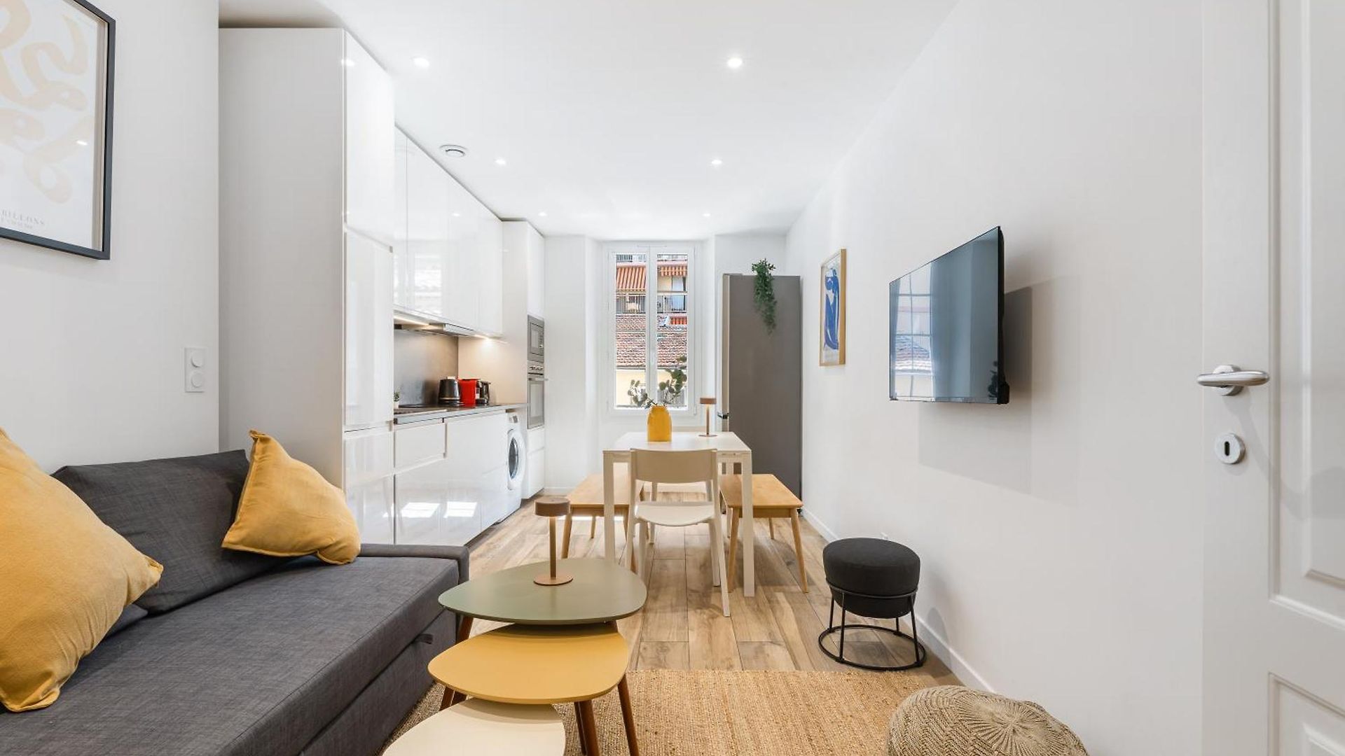 Apartment Renting - Republique - Garibaldi Chic 3 Bedrooms 3 Bathrooms Balcony Aircon *