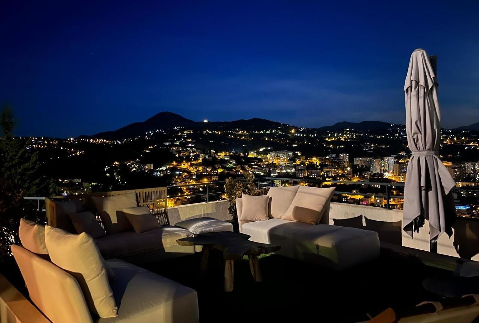 Hill A Terrasse 130m2, Vue Panoramique, Piscine, Parking Prive, Climatisation, Wifi Apartment Nice