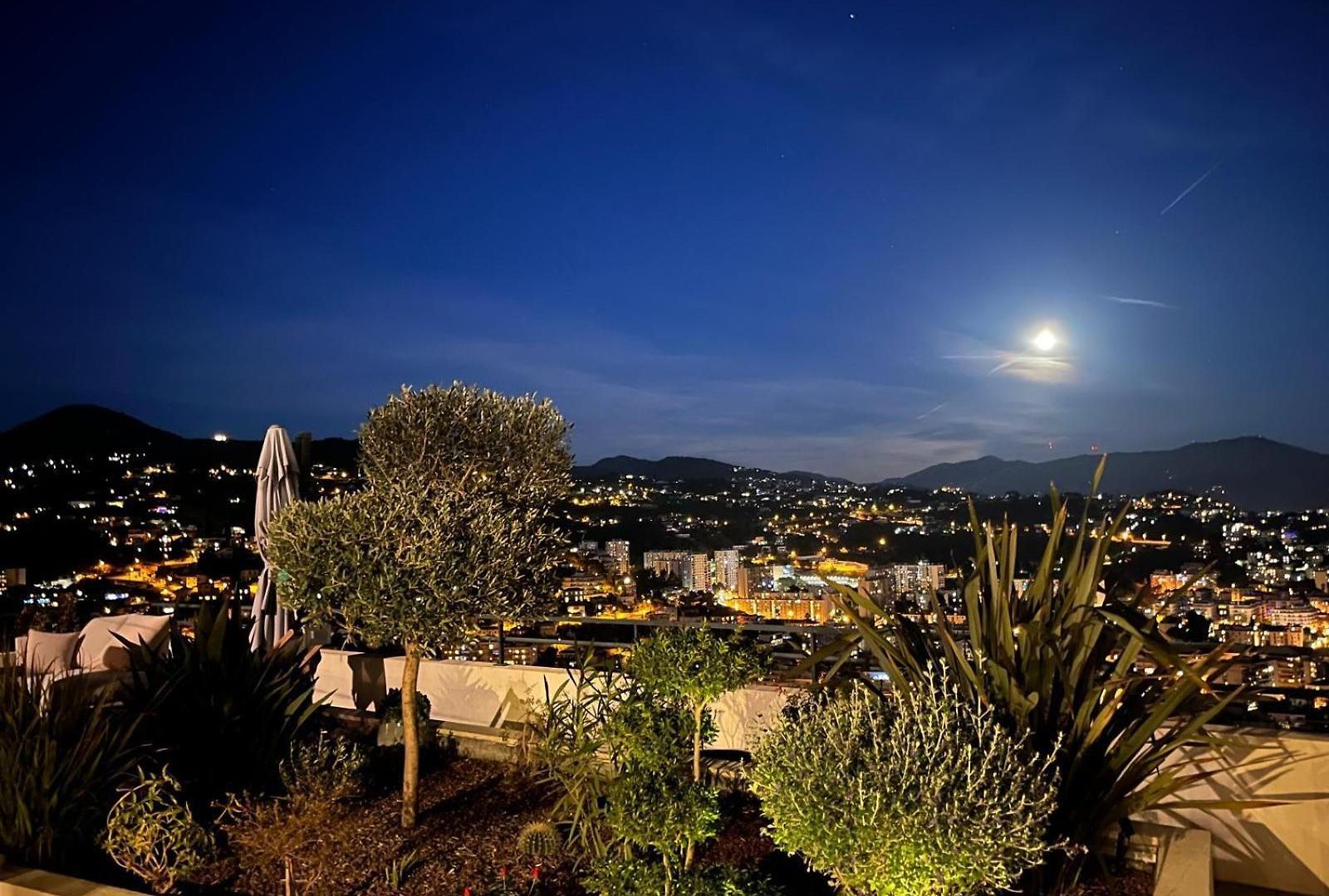 Hill A Terrasse 130m2, Vue Panoramique, Piscine, Parking Prive, Climatisation, Wifi Nice