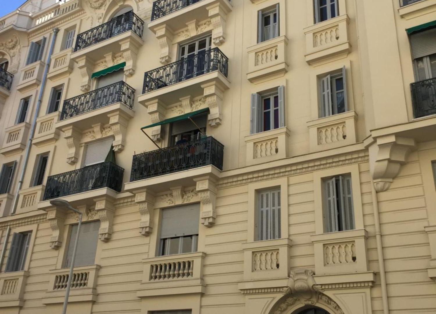 Lumineux Dernier Etage Avec Terrasse, Proche