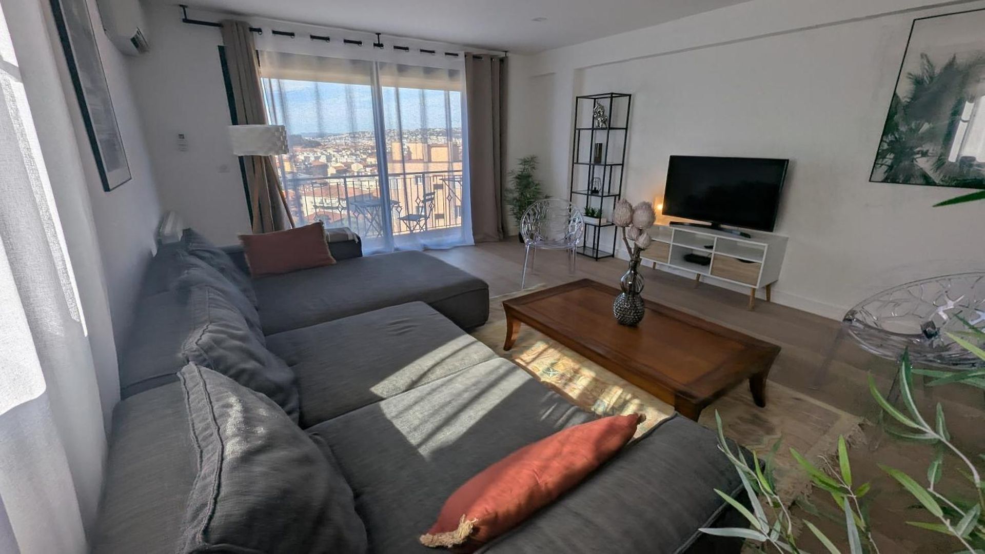 Les Volets Bleus Apartment *