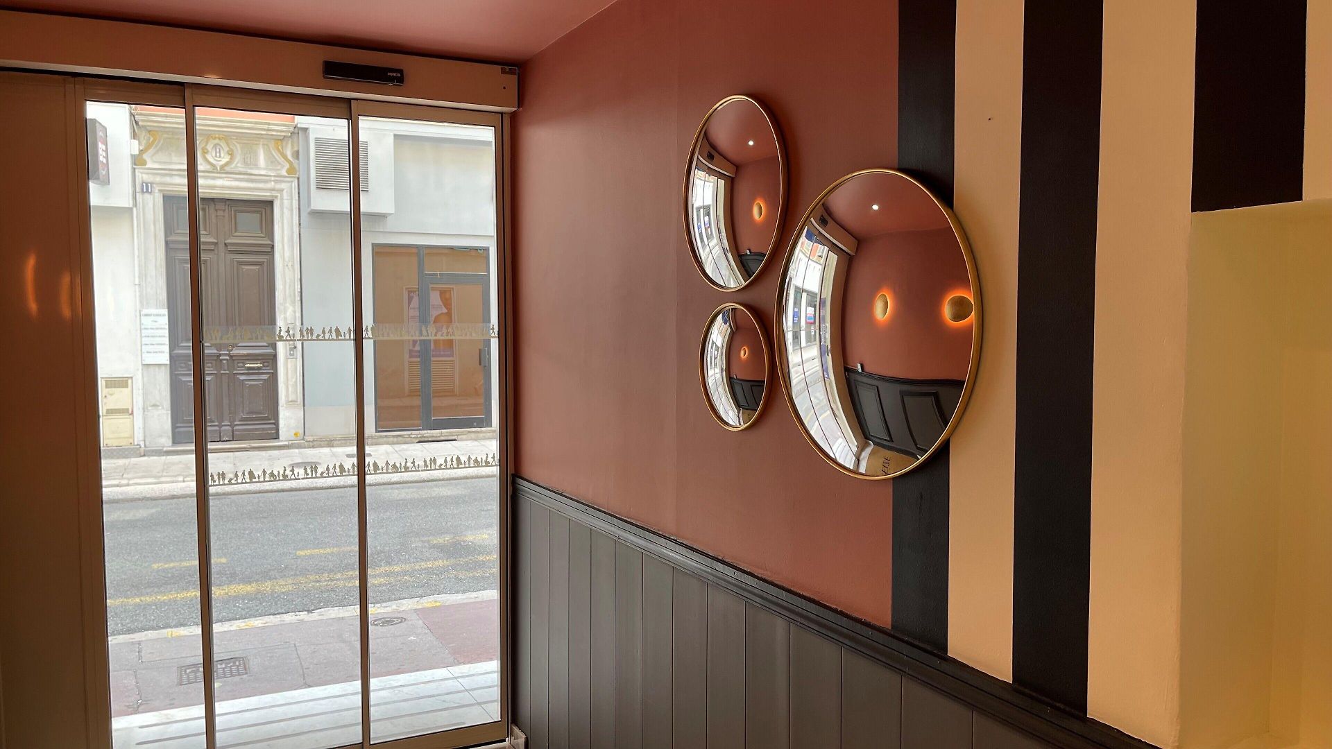 Le Seize, Centre Hotel