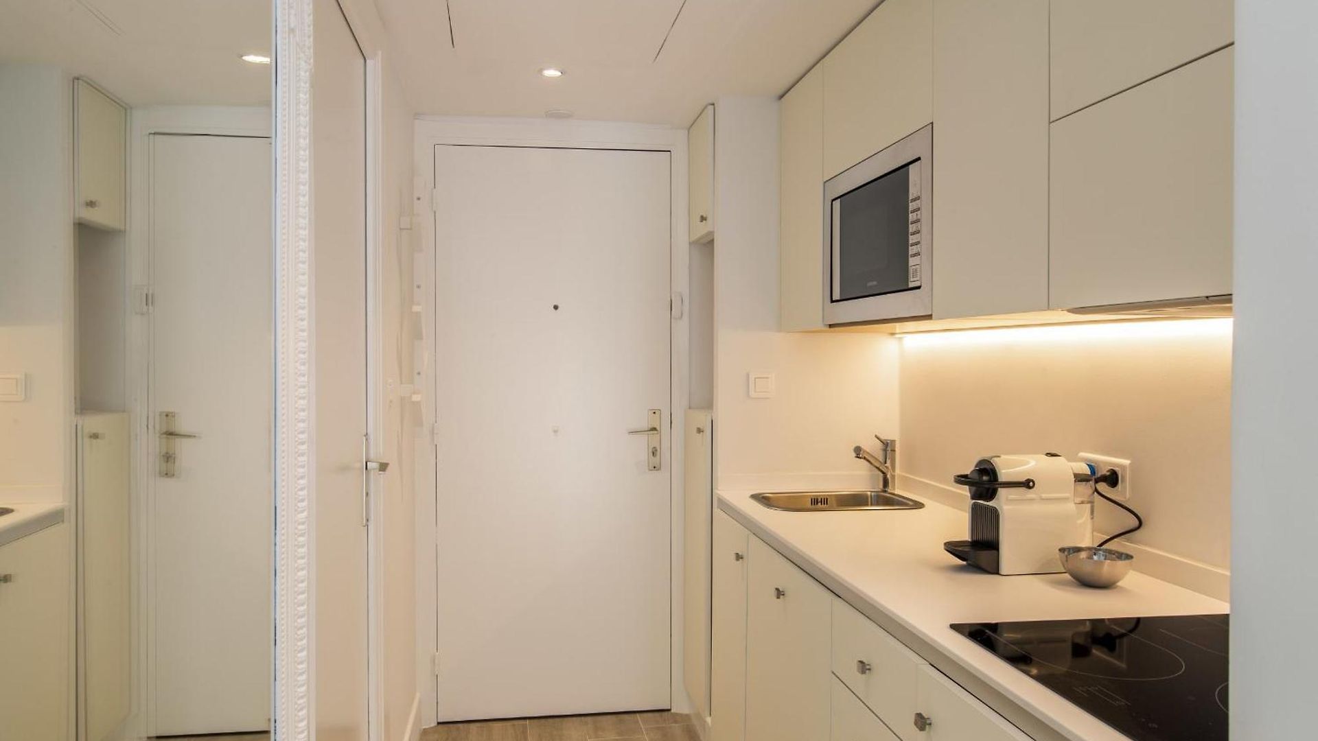 Centre Promenade Golden Square Terrace 1 Min Walk To The Beach Ac Apartment
