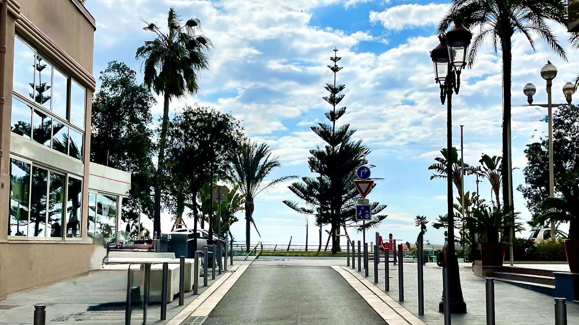 Centre Promenade Golden Square Terrace 1 Min Walk To The Beach Ac Apartment