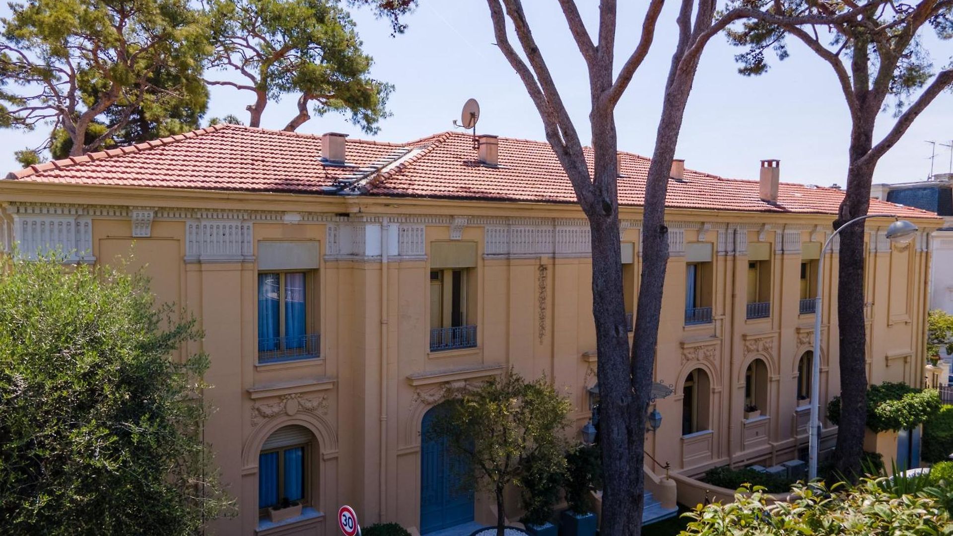 Petit Palais Hotel