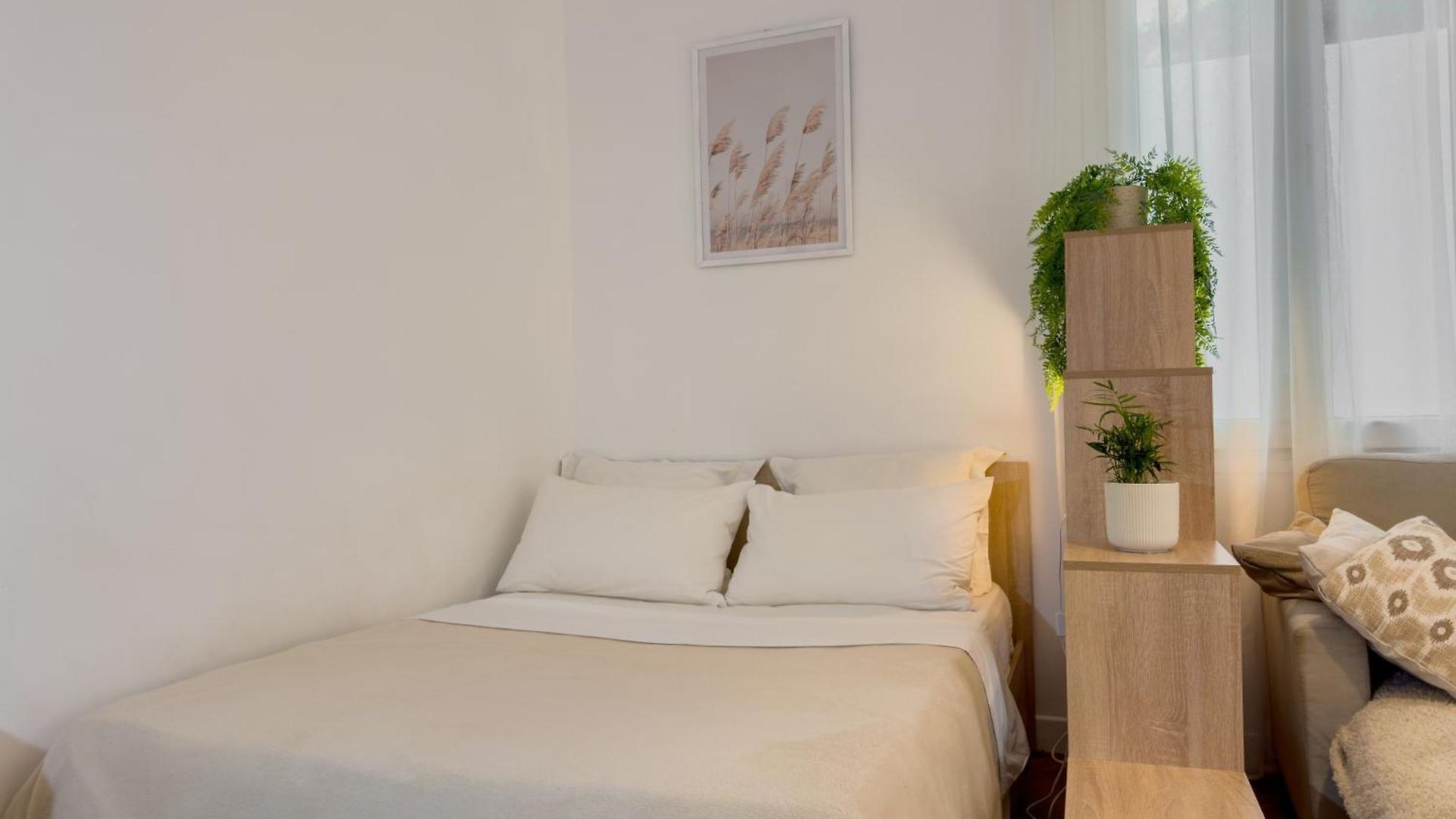- Bright & Modern - Private Terrace - Aircon - Near Train & Nice