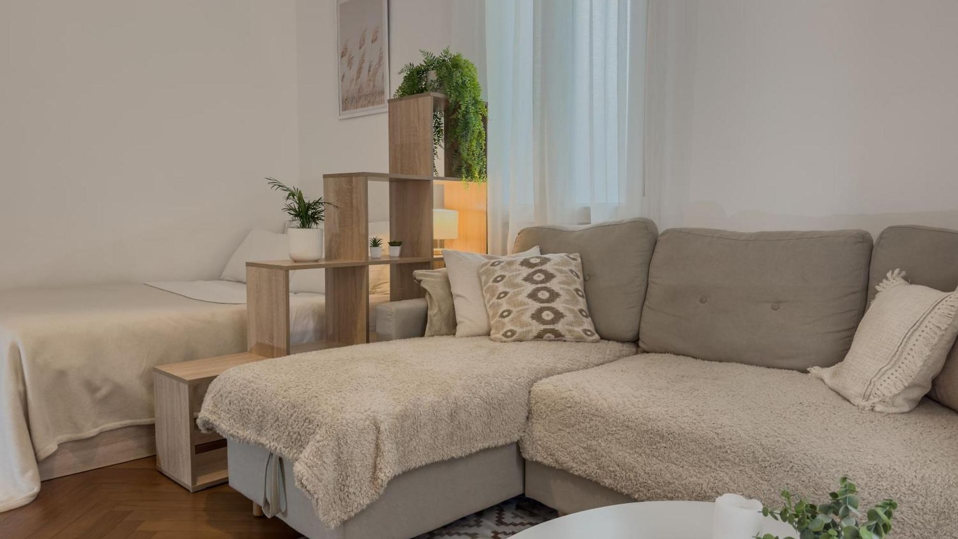- Bright & Modern - Private Terrace - Aircon - Near Train & * Nice