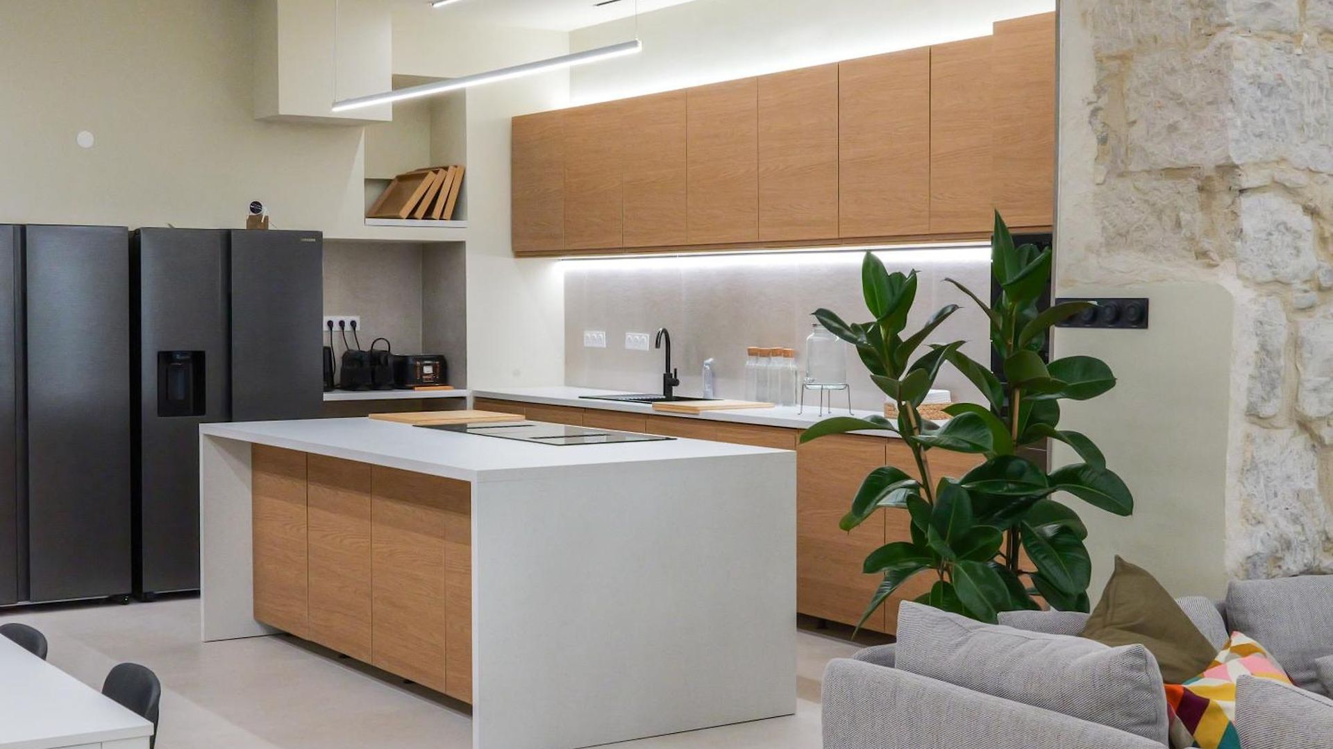 Extra Spacious Modern Hub Center Appartement
