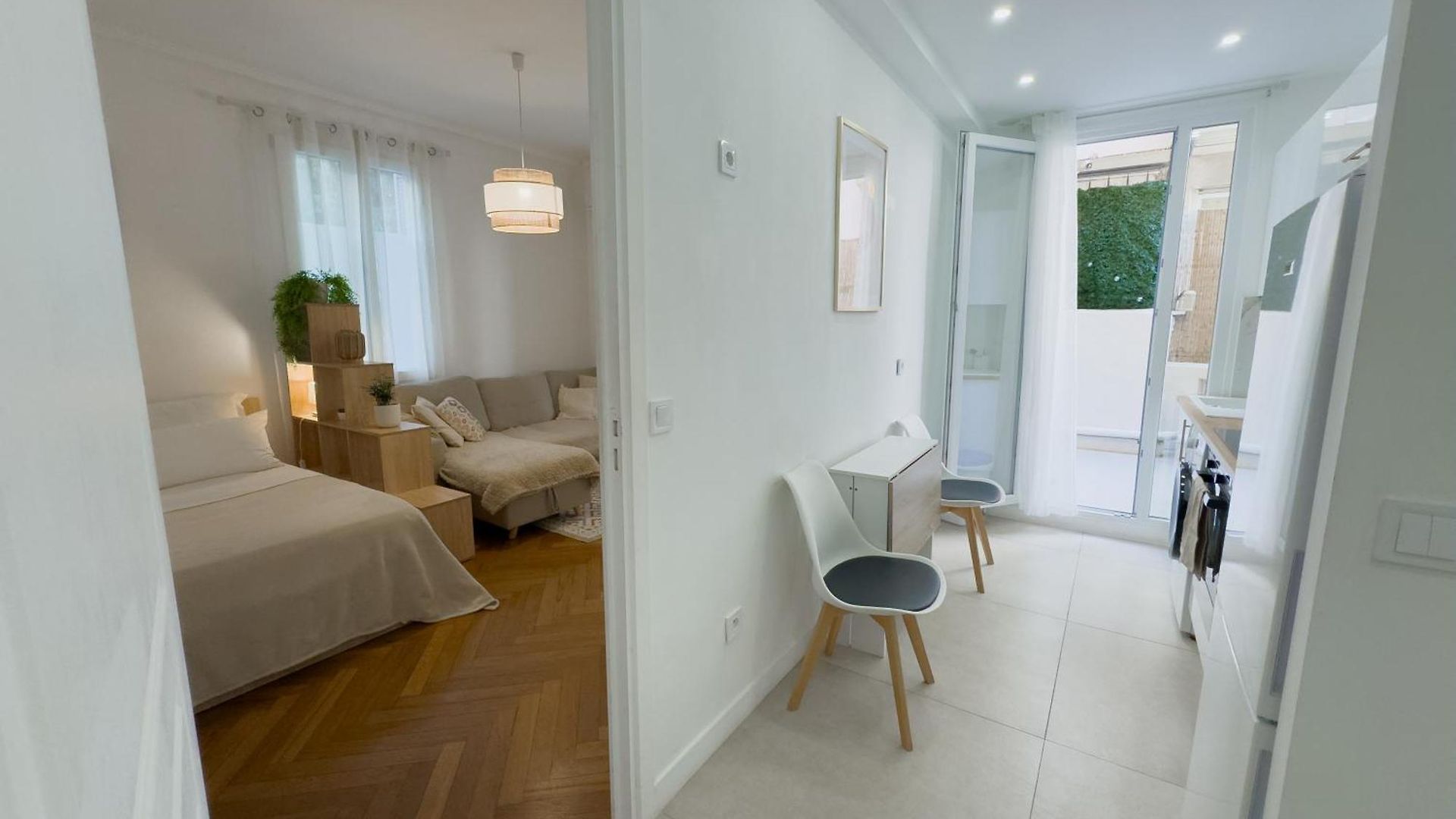 - Bright & Modern - Private Terrace - Aircon - Near Train & *