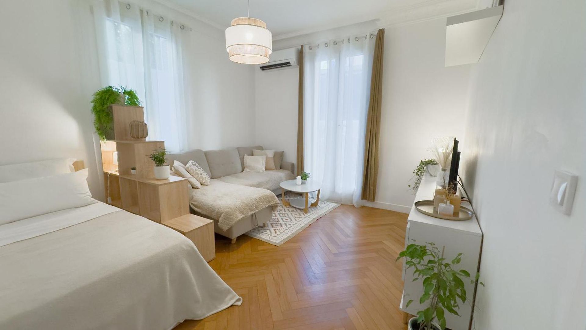 - Bright & Modern - Private Terrace - Aircon - Near Train & * Nice