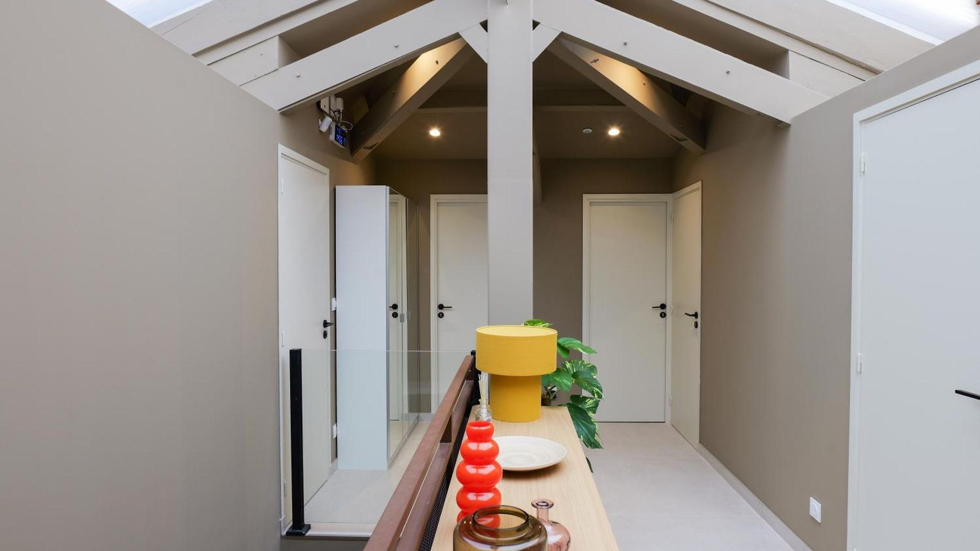 Extra Spacious Modern Hub Center Nice