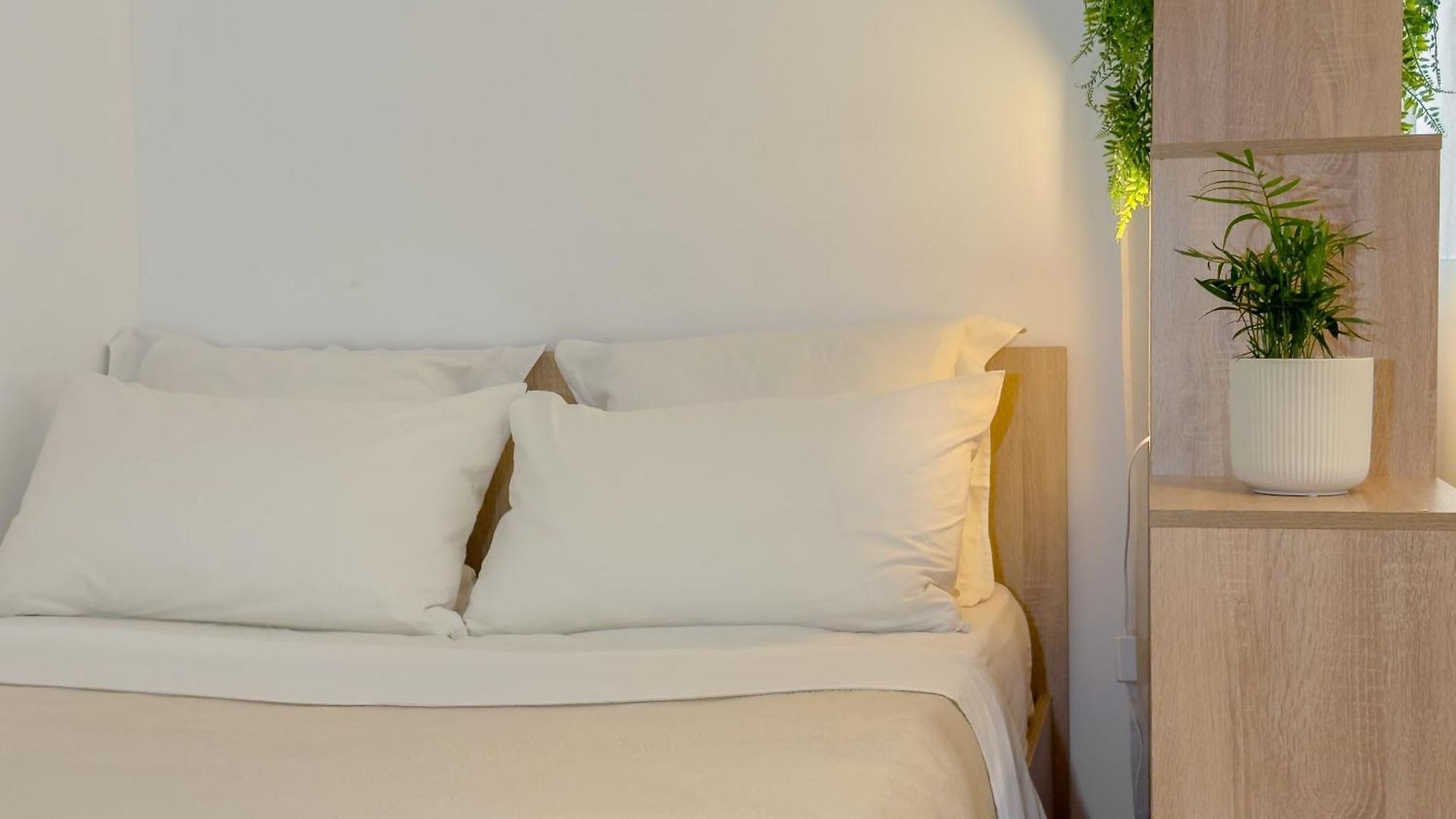 - Bright & Modern - Private Terrace - Aircon - Near Train & Appartement *